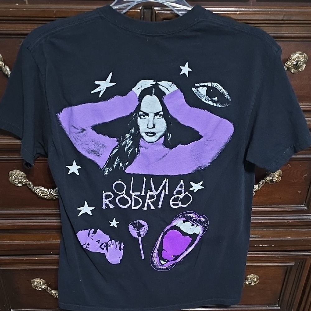 Stylish Black Graphic Tee - Picture 2 of 3